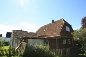 Vorderseite mit Carport (Nord)