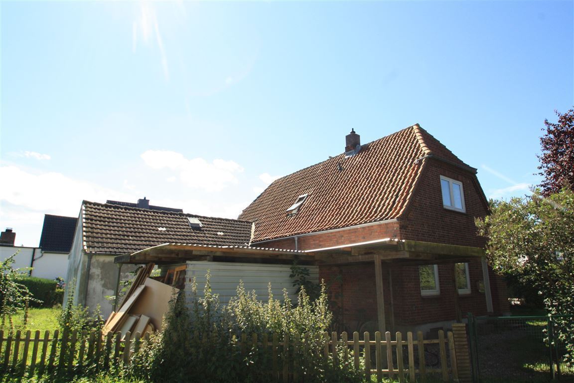 Vorderseite mit Carport (Nord)
